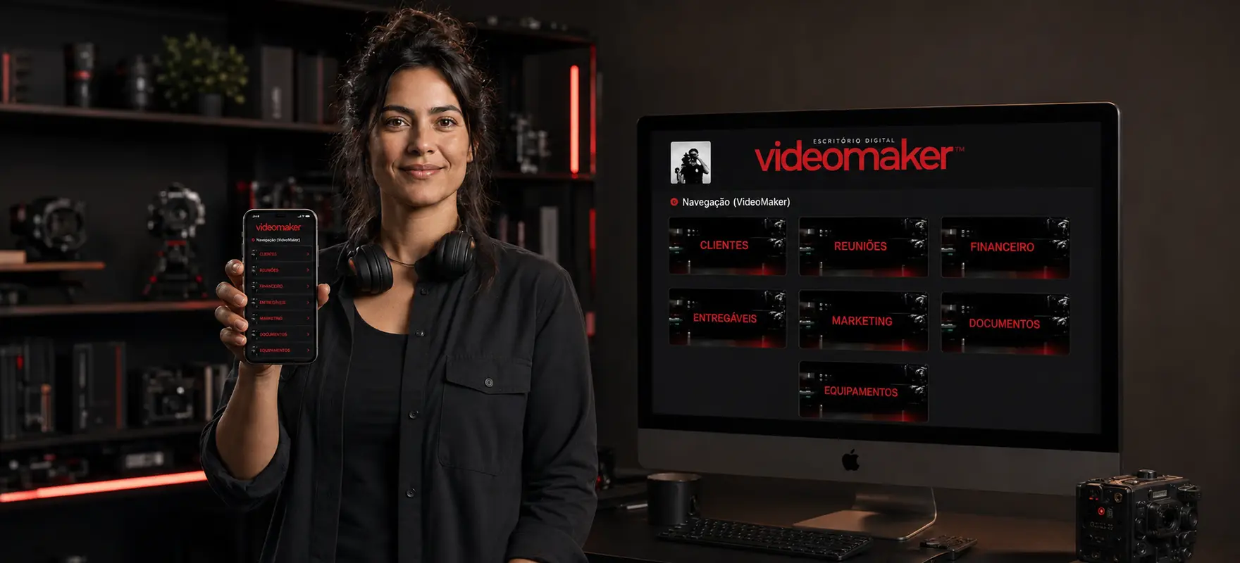 Videomaker confiante exibindo o Escritório Digital no celular e no computador